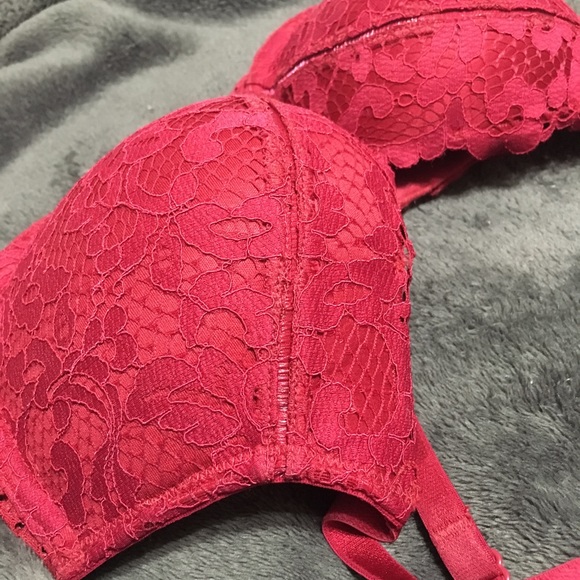 Victoria’s Secret red lace Bombshell Bra 34C - Picture 3 of 5